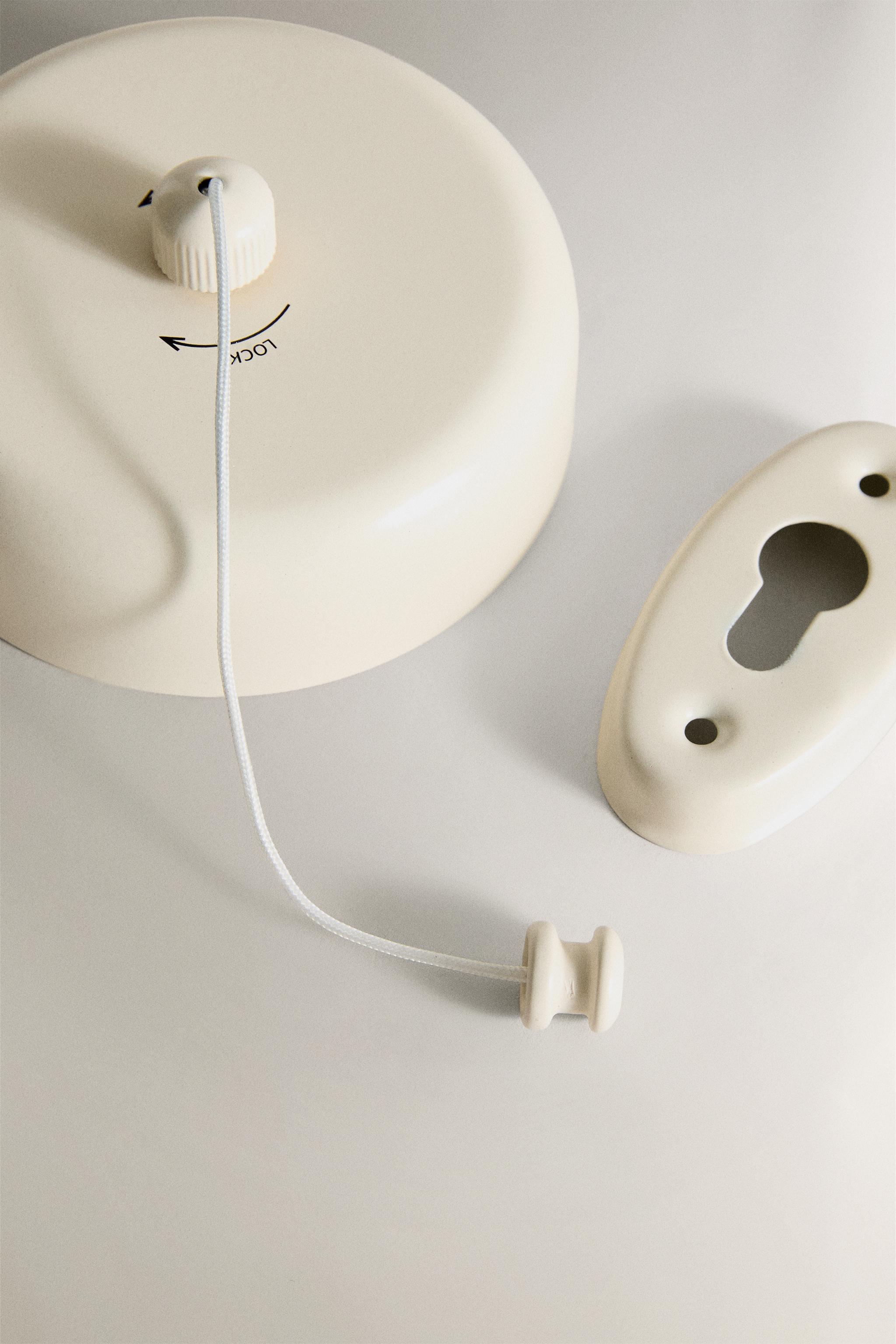 RETRACTABLE WALL CLOTHES LINE